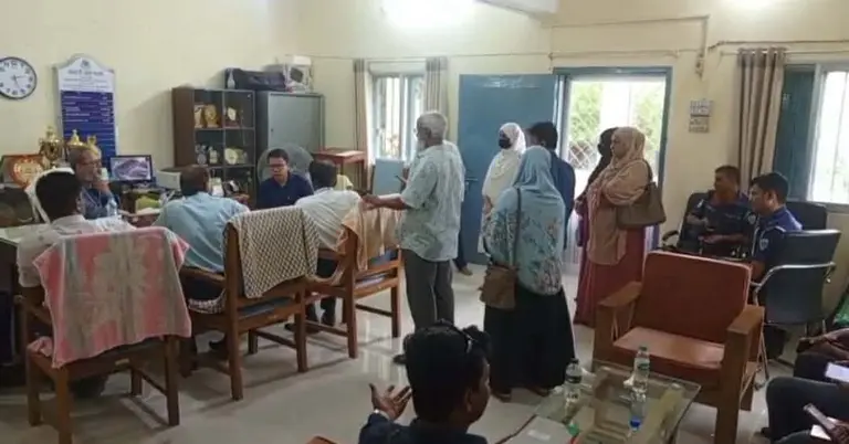 অধ্যক্ষের রুমে ভ্রাম্যমাণ আদালত